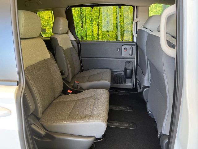 後部座席も気になるようなキズ・汚れやへたり等、大きなダメージはなく、良好な状態です。