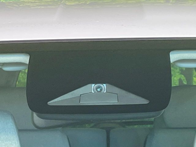 【ホンダセンシング】走行中に前方の車両等を認識し、衝突しそうな時は警報とブレーキで衝突回避と被害軽減をアシスト。より安全にドライブをお楽しみいただけます。