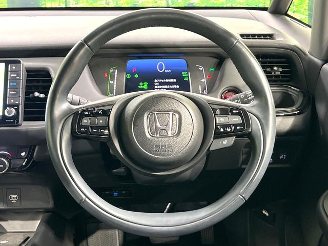 インテリアに合わせたデザインのステアリングは、運転される方のことも考え、運転しやすい形状、大きさです。是非一度、実際に触ってお確かめください。