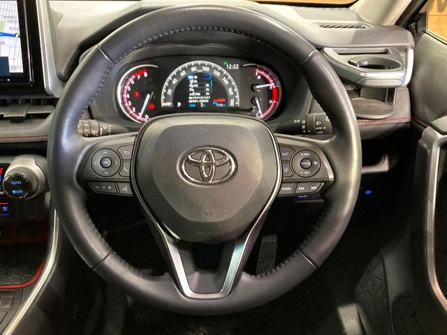 �C���e���A�ɍ��킹���f�U�C���̃X�e�A�����O�́A�^�]�������̂��Ƃ��l���A�^�]���₷���`��A�傫���ł��B�����x�A���ۂɐG���Ă��m���߂��������B