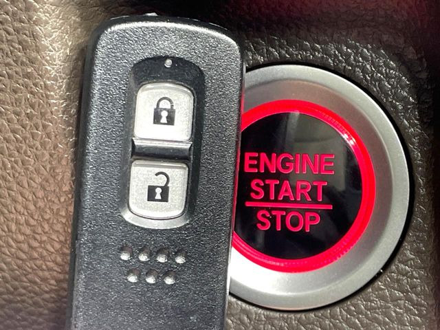 �yHonda�X�}�[�g�L�[�z�J�o����|�P�b�g�ɓ��ꂽ�܂܂ł��h�A�̎{���E�������\�ȃX�}�[�g�L�[�𑕔��B�G���W���̃I���E�I�t�����J�M�����o���K�v����������Ƃ��Ă��֗��ł���