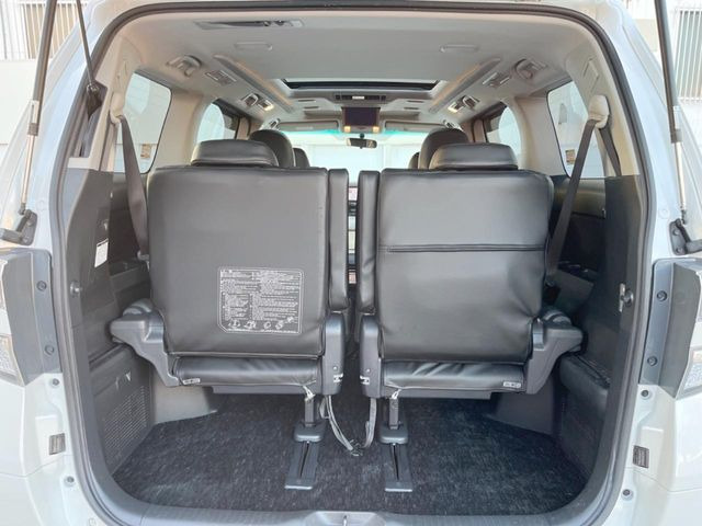 ���i�̂���������ʋ΁A���}���ɏ\���ȉ׎��X�y�[�X���m�ۂ��Ă���܂��B�Z�J���h�V�[�g��|���ƁA�傫�ȉו��̐ύڂ��\�ł���