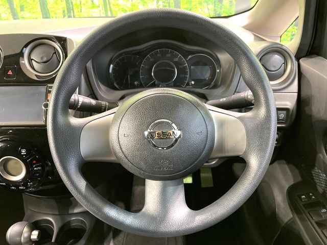 �C���e���A�ɍ��킹���f�U�C���̃X�e�A�����O�́A�^�]�������̂��Ƃ��l���A�^�]���₷���`��A�傫���ł��B�����x�A���ۂɐG���Ă��m���߂��������B