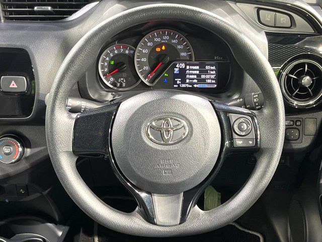 �C���e���A�ɍ��킹���f�U�C���̃X�e�A�����O�́A�^�]�������̂��Ƃ��l���A�^�]���₷���`��A�傫���ł��B�����x�A���ۂɐG���Ă��m���߂��������B