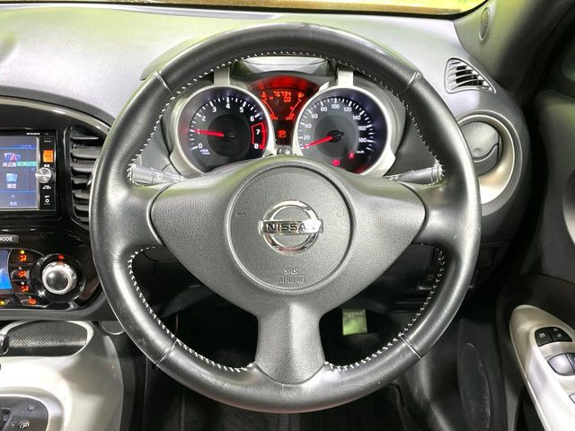 �C���e���A�ɍ��킹���f�U�C���̃X�e�A�����O�́A�^�]�������̂��Ƃ��l���A�^�]���₷���`��A�傫���ł��B�����x�A���ۂɐG���Ă��m���߂��������B