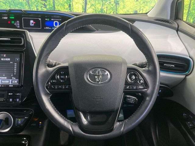 �C���e���A�ɍ��킹���f�U�C���̃X�e�A�����O�́A�^�]�������̂��Ƃ��l���A�^�]���₷���`��A�傫���ł��B�����x�A���ۂɐG���Ă��m���߂��������B