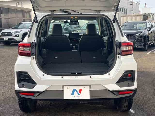 ���i�̂���������ʋ΁A���}���ɏ\���ȉ׎��X�y�[�X���m�ۂ��Ă���܂��B�Z�J���h�V�[�g��|���ƁA�傫�ȉו��̐ύڂ��\�ł���