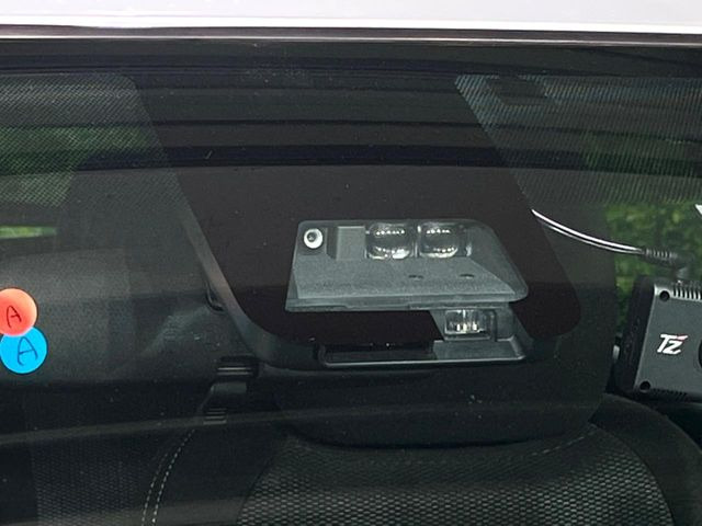 �y�g���^�Z�[�t�e�B�Z���X�z���s���ɑO���̎ԗ�����F�����A�Փ˂������Ȏ��͌x��ƃu���[�L�ŏՓˉ���Ɣ�Q�y�����A�V�X�g�B�����S�Ƀh���C�u�����y���݂��������܂��B