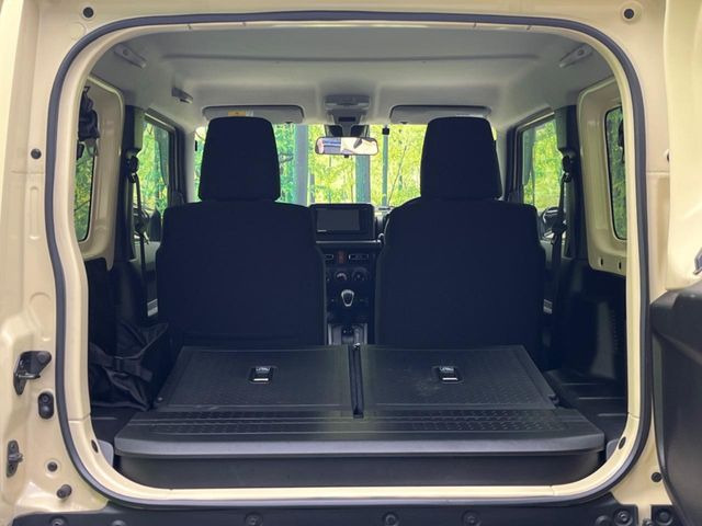 ���i�̂���������ʋ΁A���}���ɏ\���ȉ׎��X�y�[�X���m�ۂ��Ă���܂��B�Z�J���h�V�[�g��|���ƁA�傫�ȉו��̐ύڂ��\�ł���