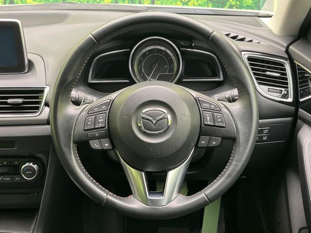 �C���e���A�ɍ��킹���f�U�C���̃X�e�A�����O�́A�^�]�������̂��Ƃ��l���A�^�]���₷���`��A�傫���ł��B�����x�A���ۂɐG���Ă��m���߂��������B