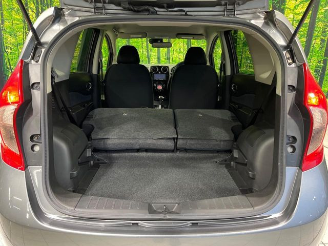 �C���e���A�ɍ��킹���f�U�C���̃X�e�A�����O�́A�^�]�������̂��Ƃ��l���A�^�]���₷���`��A�傫���ł��B�����x�A���ۂɐG���Ă��m���߂��������B