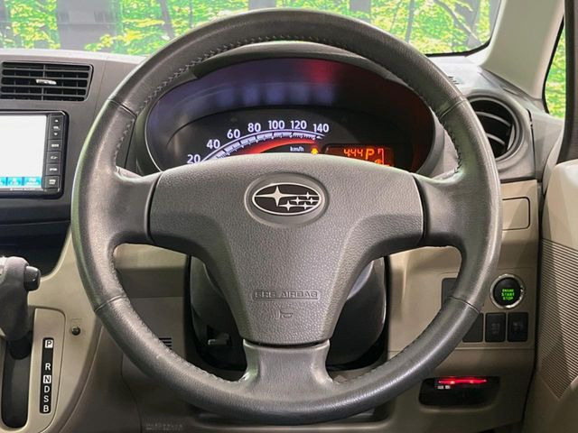 �C���e���A�ɍ��킹���f�U�C���̃X�e�A�����O�́A�^�]�������̂��Ƃ��l���A�^�]���₷���`��A�傫���ł��B�����x�A���ۂɐG���Ă��m���߂��������B