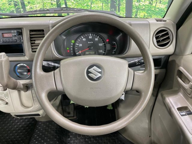 �C���e���A�ɍ��킹���f�U�C���̃X�e�A�����O�́A�^�]�������̂��Ƃ��l���A�^�]���₷���`��A�傫���ł��B�����x�A���ۂɐG���Ă��m���߂��������B