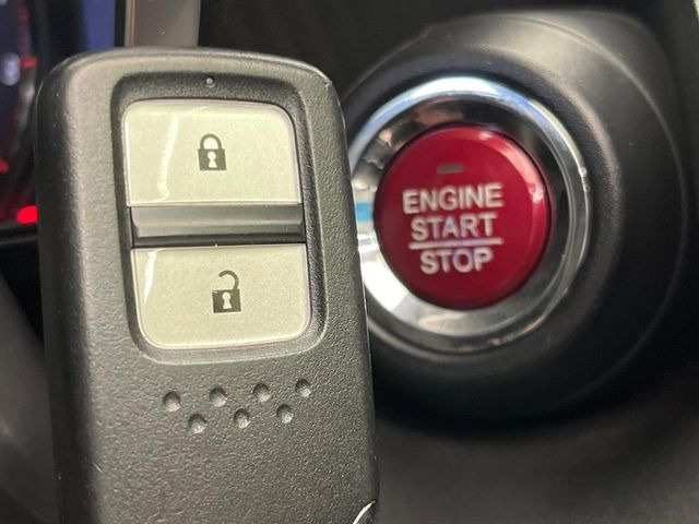 �yHonda�X�}�[�g�L�[�z�J�o����|�P�b�g�ɓ��ꂽ�܂܂ł��h�A�̎{���E�������\�ȃX�}�[�g�L�[�𑕔��B�G���W���̃I���E�I�t�����J�M�����o���K�v����������Ƃ��Ă��֗��ł���