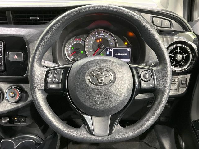 �C���e���A�ɍ��킹���f�U�C���̃X�e�A�����O�́A�^�]�������̂��Ƃ��l���A�^�]���₷���`��A�傫���ł��B�����x�A���ۂɐG���Ă��m���߂��������B