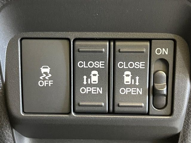 【両側パワースライドドア】スマートキーや運転席のスイッチで後席両側スライドドアの開閉が可能♪電動だから力を入れてドアを開ける必要が無く、小さなお子様でも簡単に開け閉めでき快適です♪