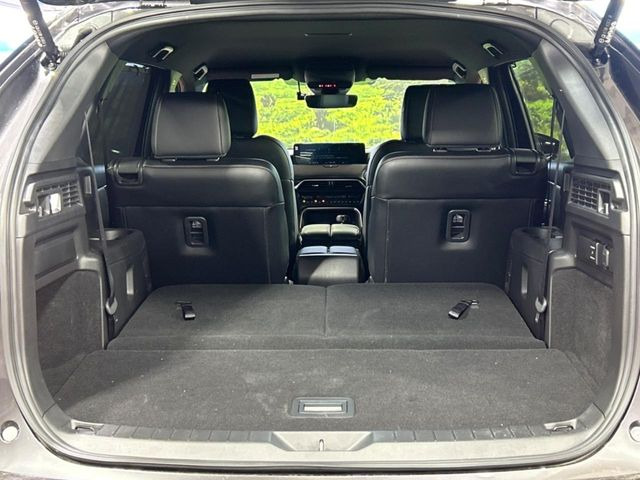 ���i�̂���������ʋ΁A���}���ɏ\���ȉ׎��X�y�[�X���m�ۂ��Ă���܂��B�Z�J���h�V�[�g��|���ƁA�傫�ȉו��̐ύڂ��\�ł���