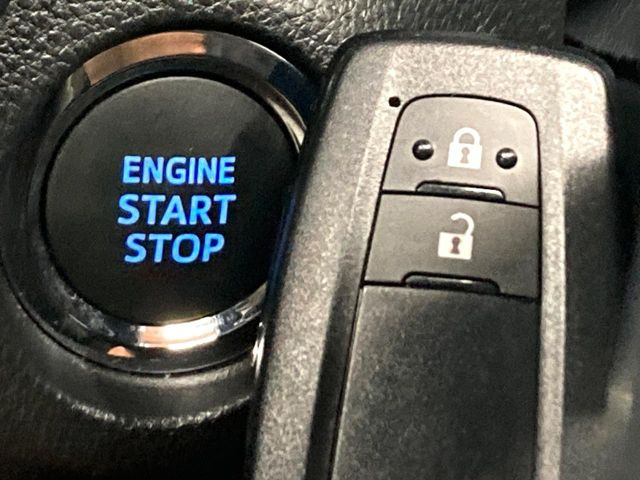 【スマートキー】カバンやポケットに入れたままでもドアの施錠・解錠が可能なスマートキーを装備。エンジンのオン・オフ時もカギを取り出す必要が無いからとっても便利です♪