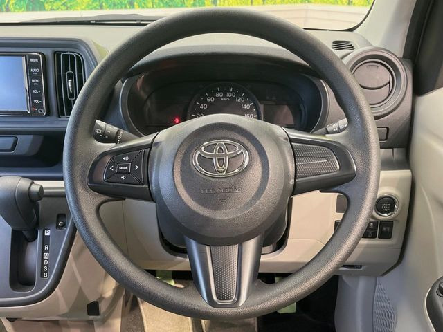 �C���e���A�ɍ��킹���f�U�C���̃X�e�A�����O�́A�^�]�������̂��Ƃ��l���A�^�]���₷���`��A�傫���ł��B�����x�A���ۂɐG���Ă��m���߂��������B