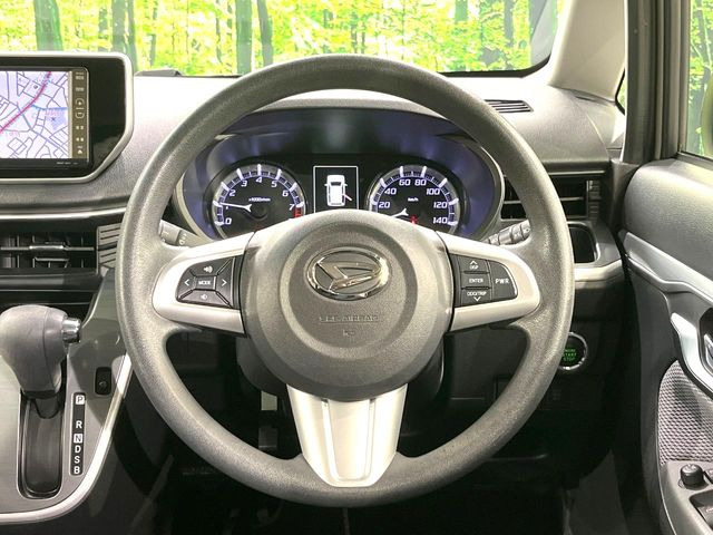 �C���e���A�ɍ��킹���f�U�C���̃X�e�A�����O�́A�^�]�������̂��Ƃ��l���A�^�]���₷���`��A�傫���ł��B�����x�A���ۂɐG���Ă��m���߂��������B