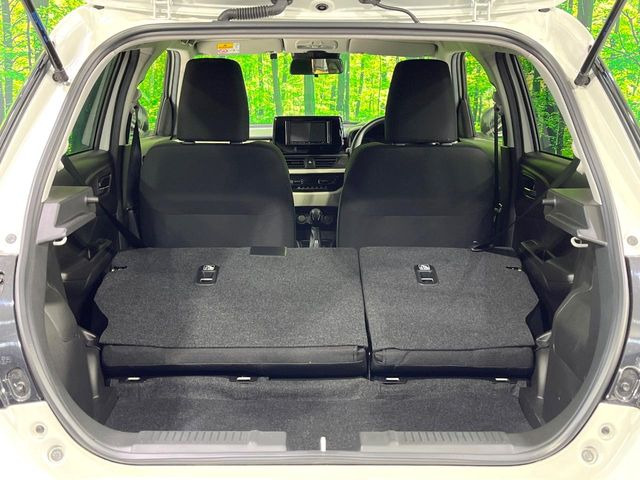 ���i�̂���������ʋ΁A���}���ɏ\���ȉ׎��X�y�[�X���m�ۂ��Ă���܂��B�Z�J���h�V�[�g��|���ƁA�傫�ȉו��̐ύڂ��\�ł���