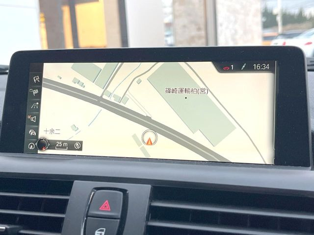 ��BMW�����i�r:��̊��̂���i�r�́A����������ԓ������o���Ă���܂��BBluetooth�Đ��ȂǃI�[�f�B�I�@�\���[�����Ă���܂��̂ŁA�^�]�����y���߂܂���