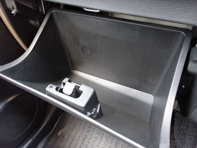 ����ȑO�ɂ͎Ԍ��ؓ��ꓙ���ވꎮ�����[�ł���O���[�u�{�b�N�X���������܂��B