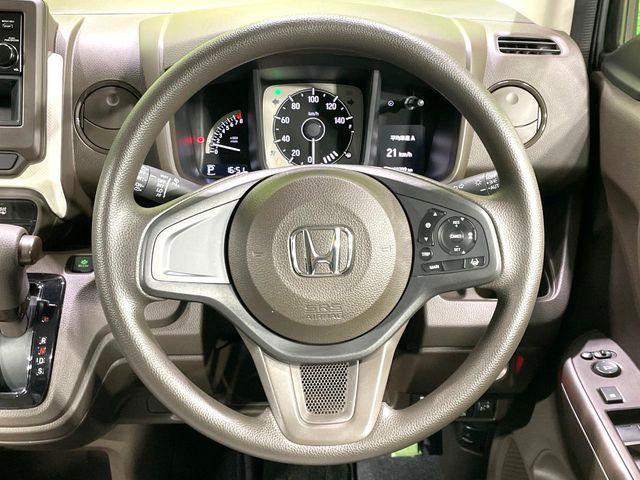 �C���e���A�ɍ��킹���f�U�C���̃X�e�A�����O�́A�^�]�������̂��Ƃ��l���A�^�]���₷���`��A�傫���ł��B�����x�A���ۂɐG���Ă��m���߂��������B