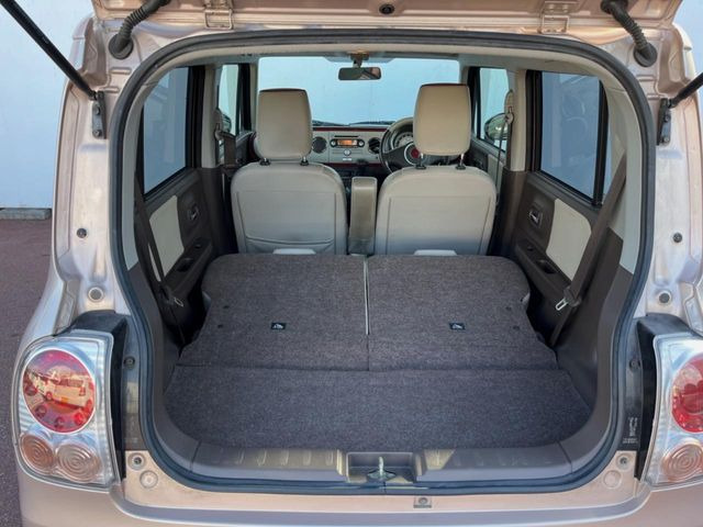 ���i�̂���������ʋ΁A���}���ɏ\���ȉ׎��X�y�[�X���m�ۂ��Ă���܂��B�Z�J���h�V�[�g��|���ƁA�傫�ȉו��̐ύڂ��\�ł���