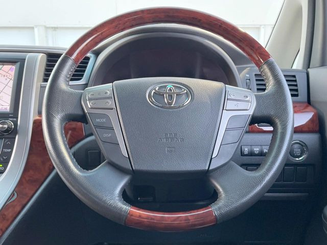 �C���e���A�ɍ��킹���f�U�C���̃X�e�A�����O�́A�^�]�������̂��Ƃ��l���A�^�]���₷���`��A�傫���ł��B�����x�A���ۂɐG���Ă��m���߂��������B