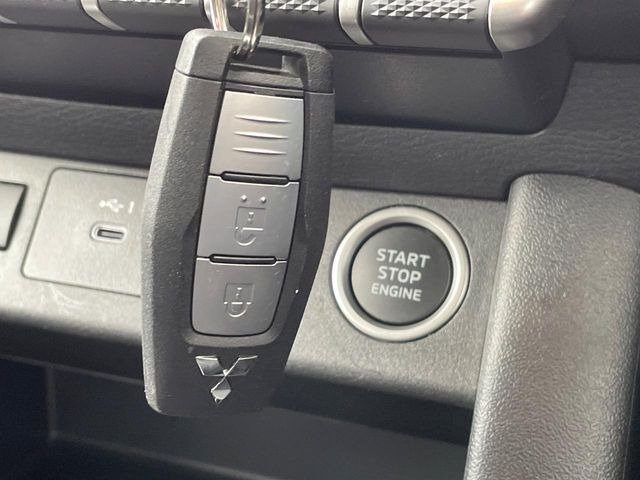 �y�I�y���[�V�����L�[�z�J�o����|�P�b�g�ɓ��ꂽ�܂܂ł��h�A�̎{���E�������\�ȃX�}�[�g�L�[�𑕔��B�G���W���̃I���E�I�t�����J�M�����o���K�v����������Ƃ��Ă��֗��ł���