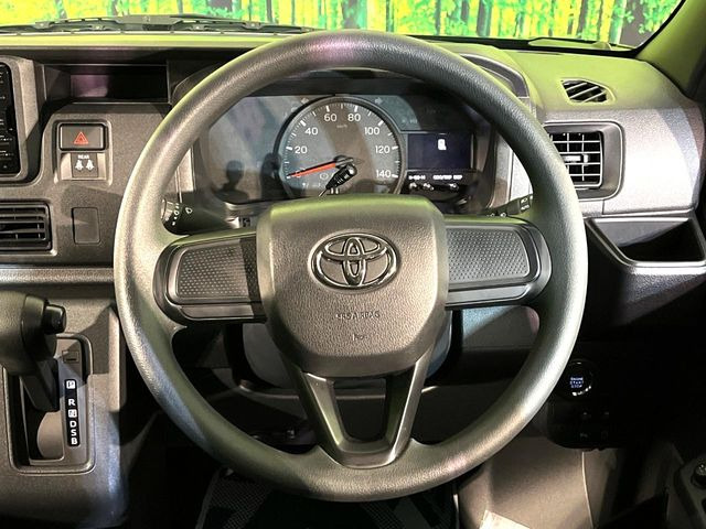 �C���e���A�ɍ��킹���f�U�C���̃X�e�A�����O�́A�^�]�������̂��Ƃ��l���A�^�]���₷���`��A�傫���ł��B�����x�A���ۂɐG���Ă��m���߂��������B