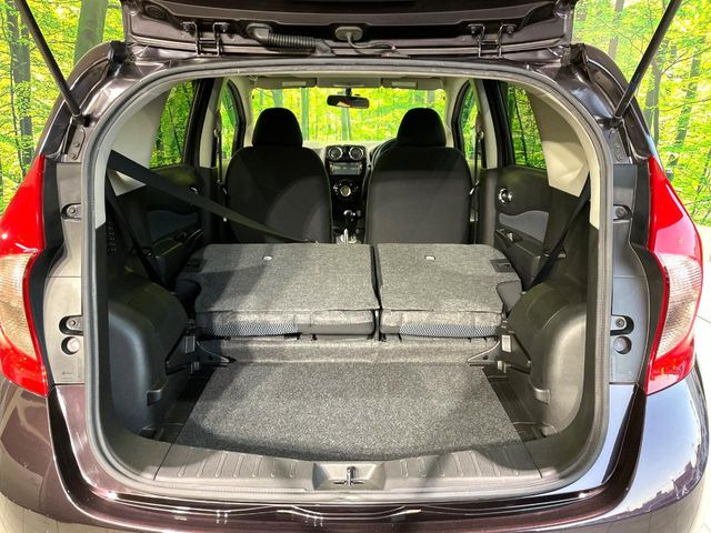 ���i�̂���������ʋ΁A���}���ɏ\���ȉ׎��X�y�[�X���m�ۂ��Ă���܂��B�Z�J���h�V�[�g��|���ƁA�傫�ȉו��̐ύڂ��\�ł���