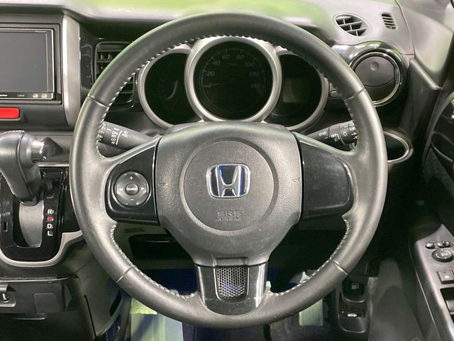 �y�����v�����X�e�A�����O�z�㎿�Ȋv���g�p���邱�ƂŁA��ɂ����������݂ƂĂ��^�]���₷���n���h���ł���