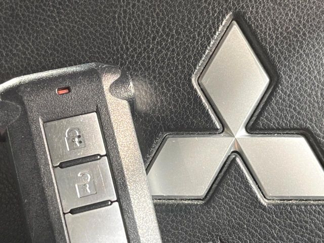 �y�I�y���[�V�����L�[�z�J�o����|�P�b�g�ɓ��ꂽ�܂܂ł��h�A�̎{���E�������\�ȃX�}�[�g�L�[�𑕔��B�G���W���̃I���E�I�t�����J�M�����o���K�v����������Ƃ��Ă��֗��ł���