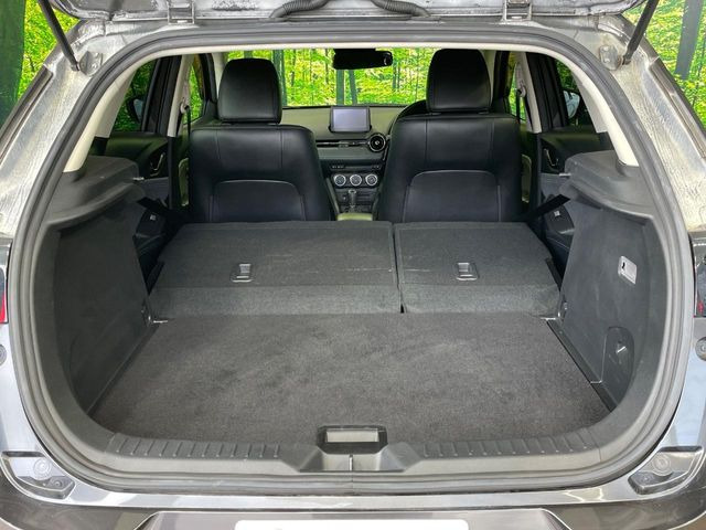 ���i�̂���������ʋ΁A���}���ɏ\���ȉ׎��X�y�[�X���m�ۂ��Ă���܂��B�Z�J���h�V�[�g��|���ƁA�傫�ȉו��̐ύڂ��\�ł���