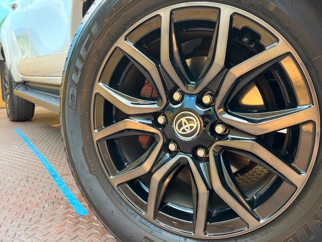 �y����18�C���`�A���~�z�C�[���z�O�ςɃ}�b�`���������A���~�z�C�[���𑕒����Ă���܂��B�e��ЊO�A���~�z�C�[����A�X�^�b�h���X�^�C�����戵�����Ă���܂��B���񂲑��k����������