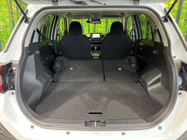 ���i�̂���������ʋ΁A���}���ɏ\���ȉ׎��X�y�[�X���m�ۂ��Ă���܂��B�Z�J���h�V�[�g��|���ƁA�傫�ȉו��̐ύڂ��\�ł���