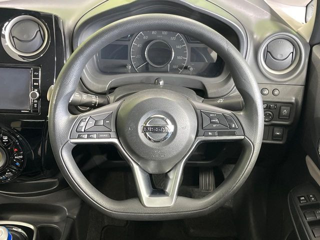 �C���e���A�ɍ��킹���f�U�C���̃X�e�A�����O�́A�^�]�������̂��Ƃ��l���A�^�]���₷���`��A�傫���ł��B�����x�A���ۂɐG���Ă��m���߂��������B