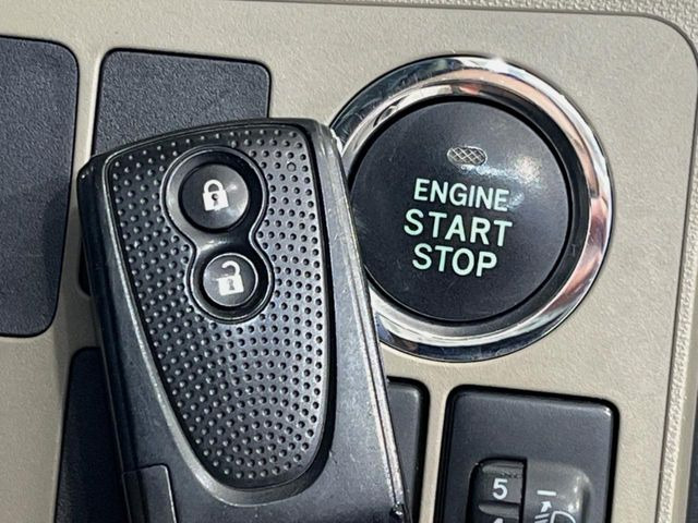 �y�A�N�Z�X�L�[&�v�b�V���X�^�[�g�z�J�o����|�P�b�g�ɓ��ꂽ�܂܂ł��h�A�̎{���E�������\�ȃX�}�[�g�L�[�𑕔��B�G���W���̃I���E�I�t�����J�M�����o���K�v�������A�{�^�����v�b�V�����邾����OK��