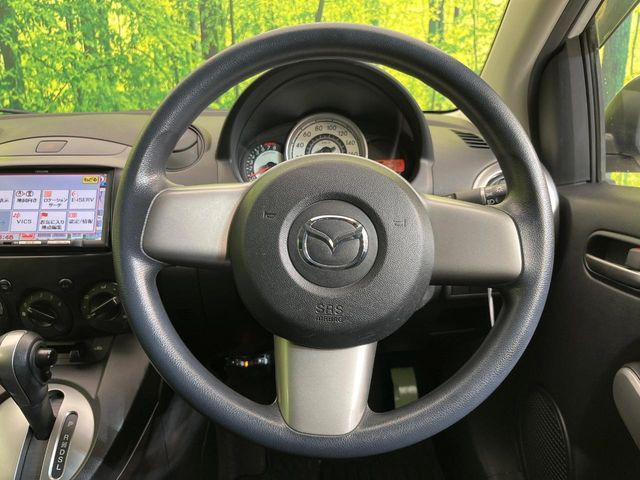 �C���e���A�ɍ��킹���f�U�C���̃X�e�A�����O�́A�^�]�������̂��Ƃ��l���A�^�]���₷���`��A�傫���ł��B�����x�A���ۂɐG���Ă��m���߂��������B