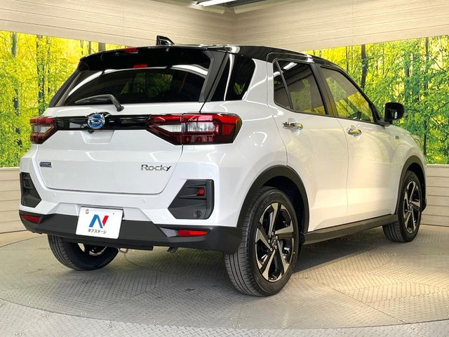 ��D�]�𒸂��Ă���܂��{�f�B�̒e�X�v���b�V���R�[�g���D�]��t���B�ʏ�̃K���X�R�[�g�ƈقȂ�A�ϋv�N��6�N�̖��@���K���X�R�[�e�B���O���A�{�f�B���L���C�ȏ�Ԃɕۂ��Ă���܂��B