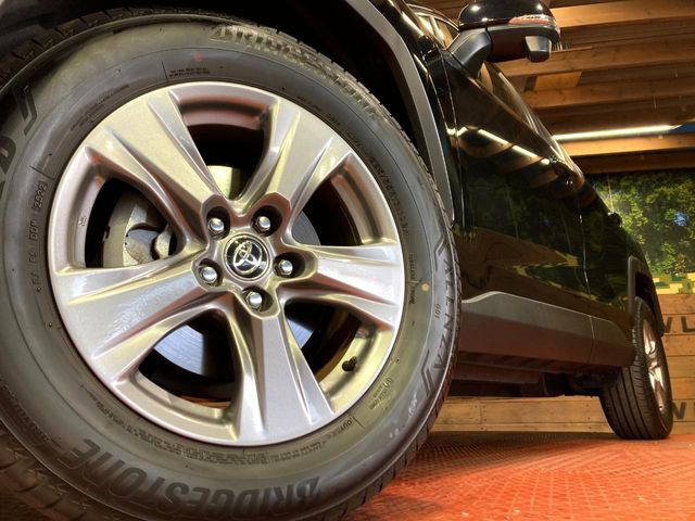 【純正17インチアルミホイール】外観にマッチした純正アルミホイールを装着しております。各種社外アルミホイールや、スタッドレスタイヤも取扱いしております。是非ご相談ください♪