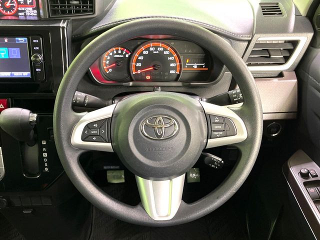 �C���e���A�ɍ��킹���f�U�C���̃X�e�A�����O�́A�^�]�������̂��Ƃ��l���A�^�]���₷���`��A�傫���ł��B�����x�A���ۂɐG���Ă��m���߂��������B