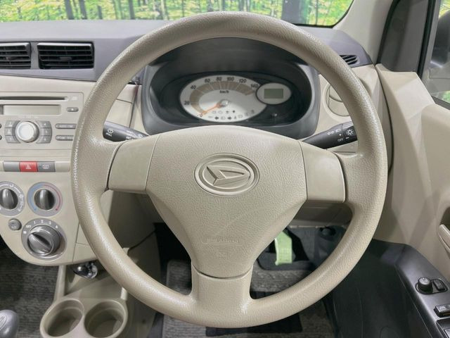 �C���e���A�ɍ��킹���f�U�C���̃X�e�A�����O�́A�^�]�������̂��Ƃ��l���A�^�]���₷���`��A�傫���ł��B�����x�A���ۂɐG���Ă��m���߂��������B