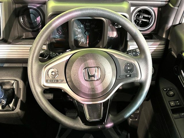 �C���e���A�ɍ��킹���f�U�C���̃X�e�A�����O�́A�^�]�������̂��Ƃ��l���A�^�]���₷���`��A�傫���ł��B�����x�A���ۂɐG���Ă��m���߂��������B