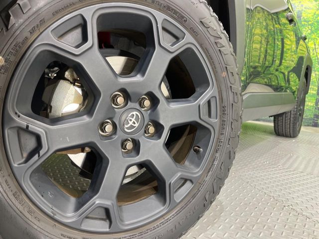 【純正18インチアルミホイール】外観にマッチした純正アルミホイールを装着しております。各種社外アルミホイールや、スタッドレスタイヤも取扱いしております。是非ご相談ください♪