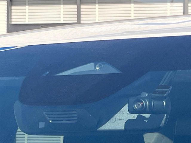 �y�X�}�[�g�u���[�L�T�|�[�g�z���s���ɑO���̎ԗ�����F�����A�Փ˂������Ȏ��͌x��ƃu���[�L�ŏՓˉ���Ɣ�Q�y�����A�V�X�g�B�����S�Ƀh���C�u�����y���݂��������܂��B