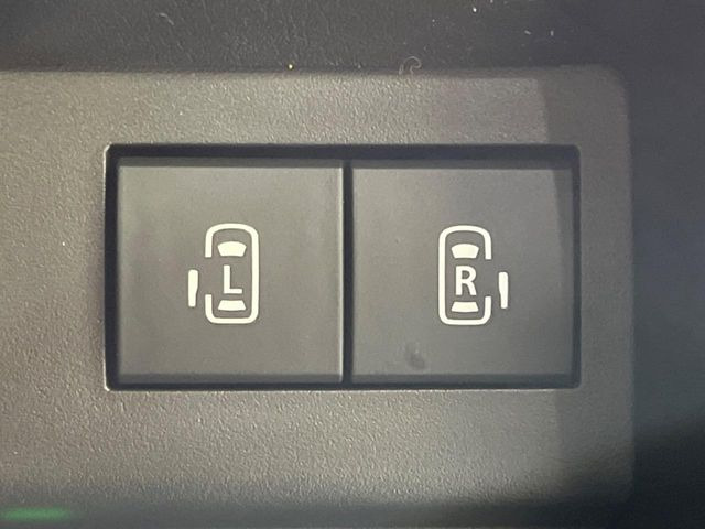 【両側パワースライドドア】スマートキーや運転席のスイッチで後席両側スライドドアの開閉が可能♪電動だから力を入れてドアを開ける必要が無く、小さなお子様でも簡単に開け閉めでき快適です♪