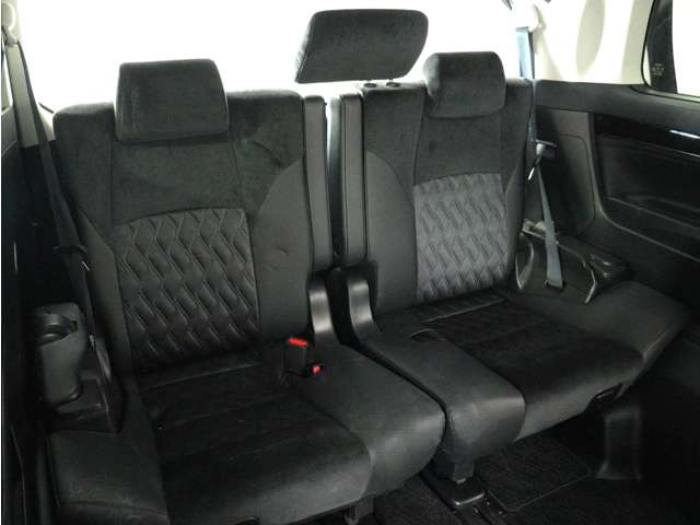 サードシートも広々とした空間をご用意しております!シートアレンジにて、快適スペースを作ることも可能となっております!アレンジパターンも豊富で、様々なシーンにご利用いただけます!